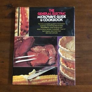 The General Electric Microwave Guide and Cookbook. 450 color pictures.
